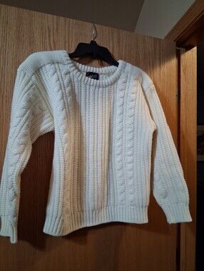 Vintage cable-knit fisherman/crewneck sweater from  Crayons., Ribbing